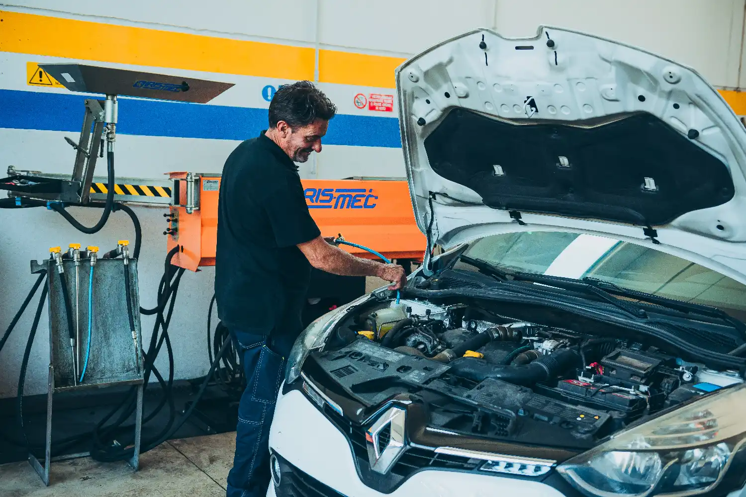Un tecnico all'isola di bonifica dello stabilimento Stefanauto Group