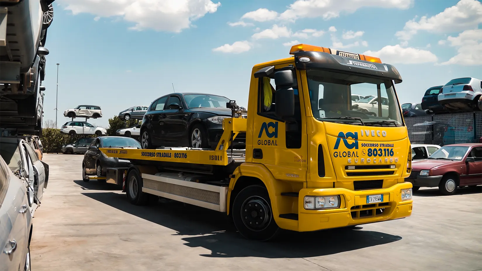 Carro attrezzi Stefanauto Group con un'auto caricata