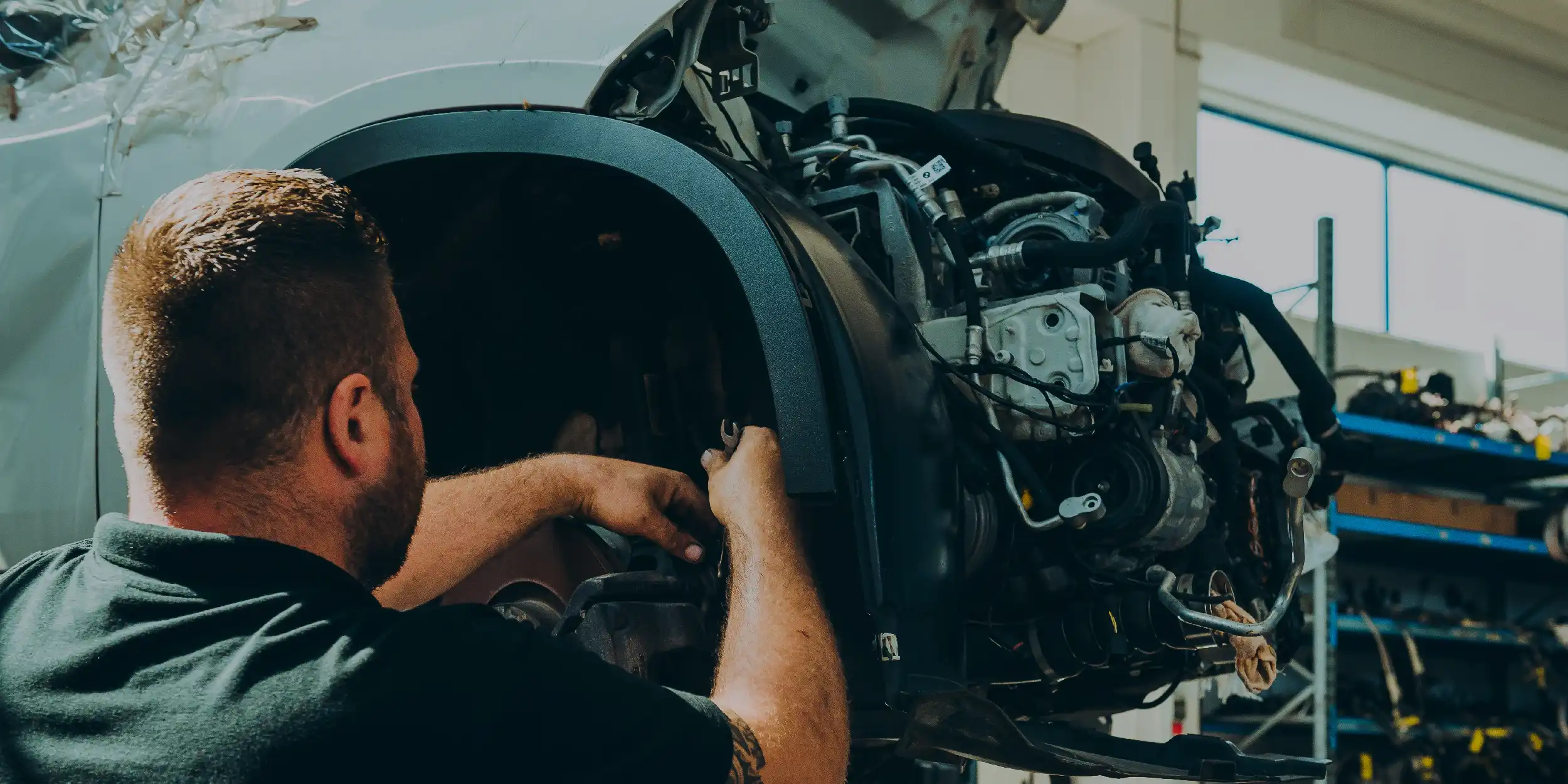 Un meccanico del team Stefanauto Group al lavoro su un veicolo